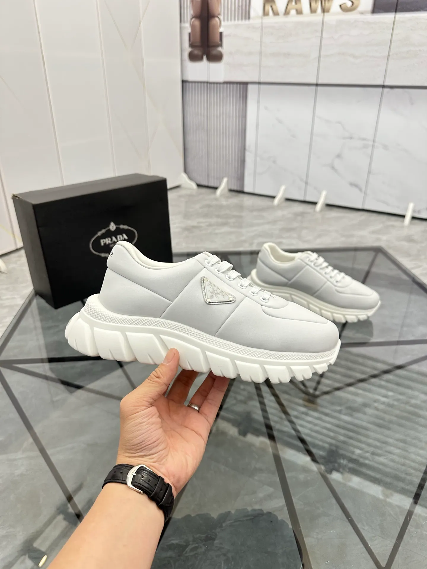 Men's shoes: 💰P460¥ Product trademark: Prada *"Prada*" low-top casual shoes Regular size: 38-44 (can be customized to 45.46) Product materials: imported cowhide upper, sheepskin lining, original outsole. Number: 835